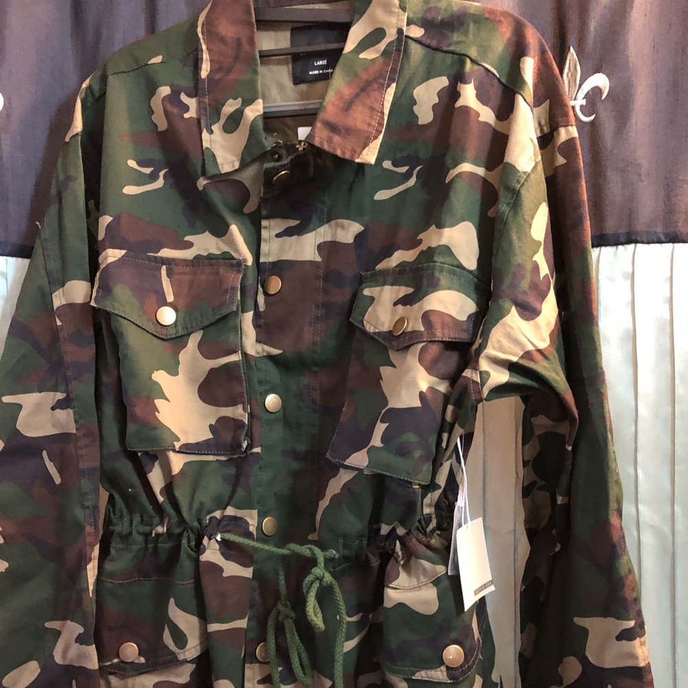 NWT women’s size large camo canvas jacket $15
